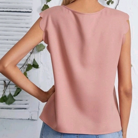 Scalloped sleeveless top - Picture 3 of 4